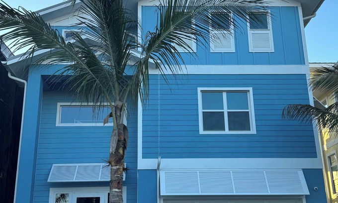 Fort Myers Beach House | Brand new home. Spacious 4 bdm, 6 bath just steps away from beach and downtown
