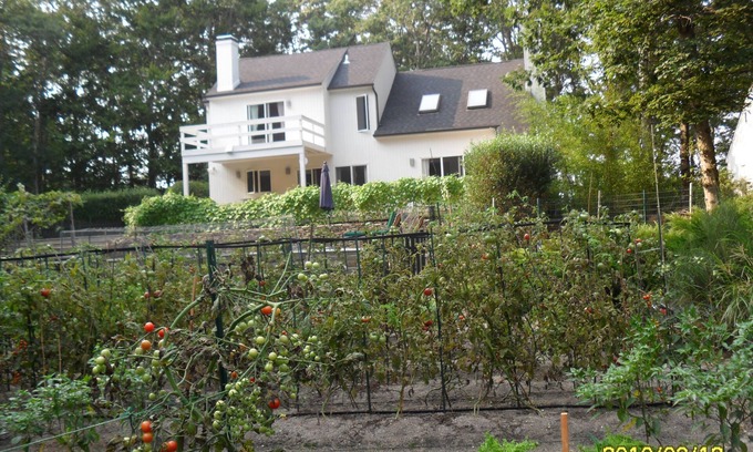 Sag Harbor House | Brand new kitchen, Jacuzzi, organic garden, minutes to the Village