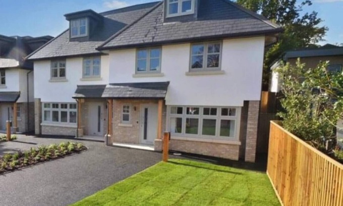 Poole House | BRAND NEW Luxury House in Ashley Cross - CLOSE TO BEACH!