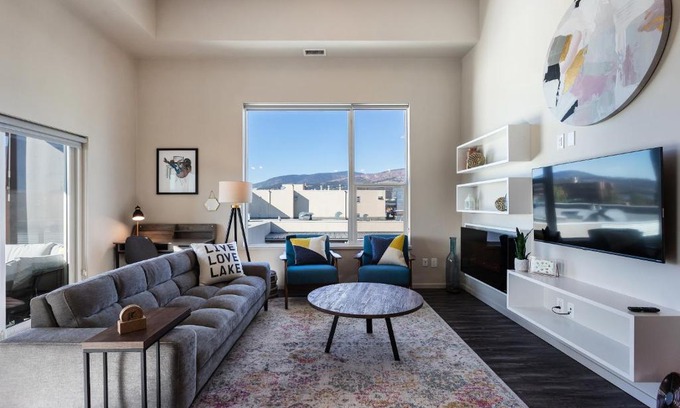 Kelowna Central Business District Apartment | BRAND NEW LUXURY TOP FLOOR 2BEDROOM CONDO - 2 MINUTES To BEACH