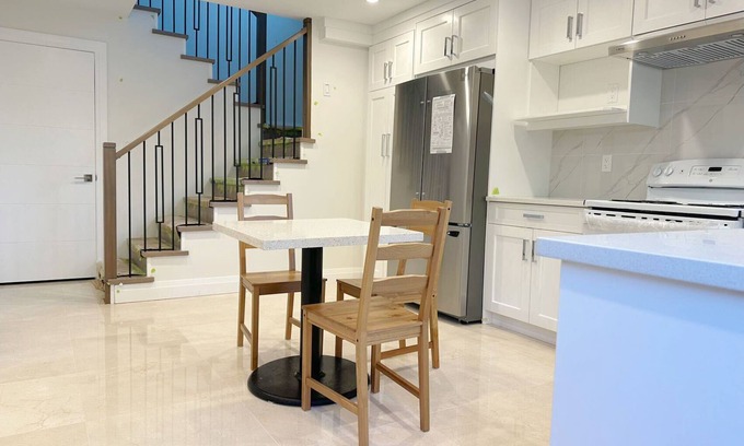 Kitsilano House | Brand new, peaceful first-floor room for staying