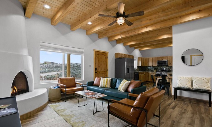 Taos House | Brand New Ranchos Mountain/Gorge Getaway with Hot Tub