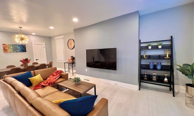 Oakland House | Brand New University-Themed Home ON Pitt Campus, Outdoor Dining, Free Parking