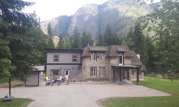 Revelstoke House | Brand new vacation rental in the mountains
