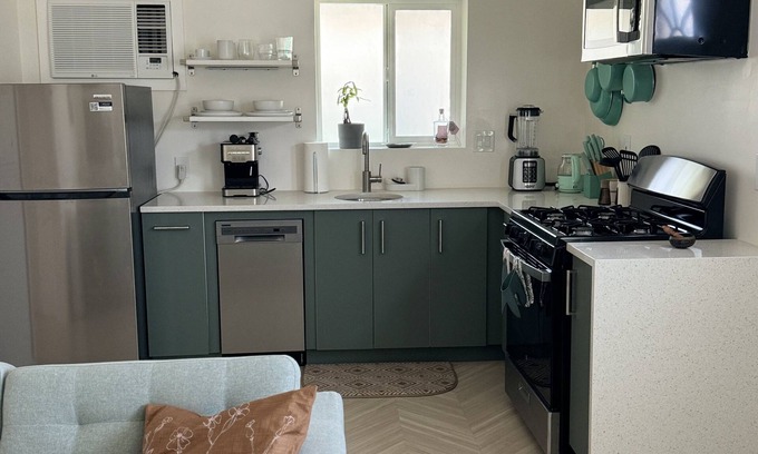Stanton House | Brand New1-bedroom ADU with full kitchen, queen bed and all the amenities in OC.