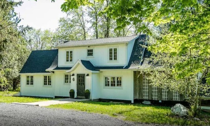 Bolton-Ouest House | Brand newly renovated 3 bedroom home.