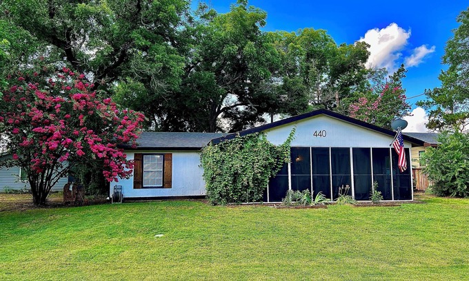 Dennis House | Brazos Porch Hideaway