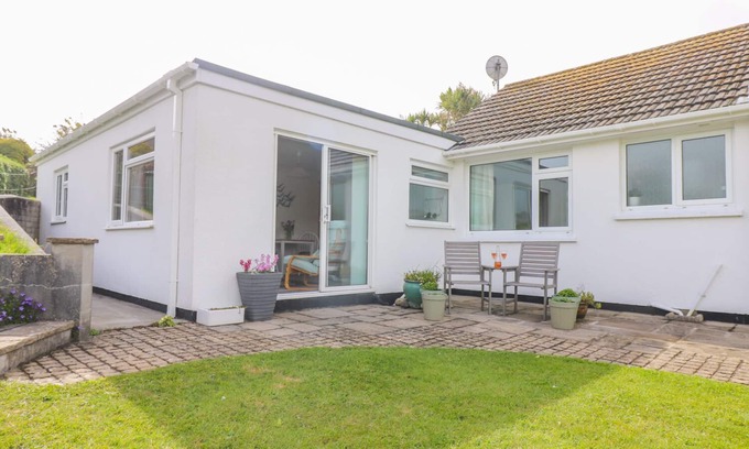 Praa Sands Cottage | BRE AN MOR, country holiday cottage, with a garden in Praa Sands