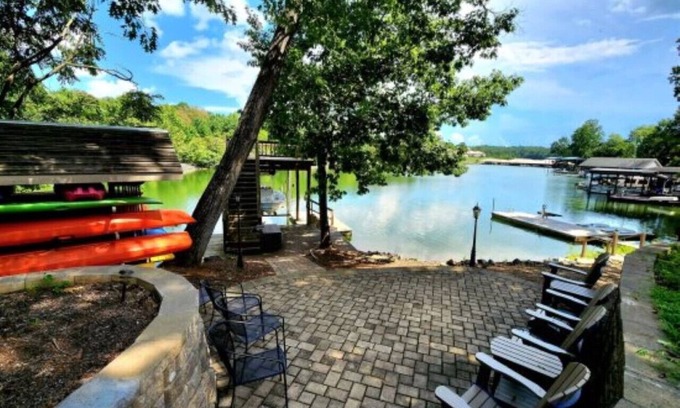 Moneta House | Break Away - sleeps 12, kayaks, SUP's fire pit, games galore! Great for kids and adults!