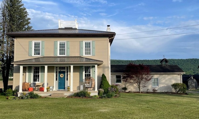 Ramblewood House | Breathtaking country home minutes to town-Great PSU football weekend house!