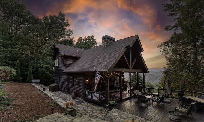 Hidden Lake Cabin | Breathtaking Blue Ridge Mountain Views and Sunset, Sleeps 8!