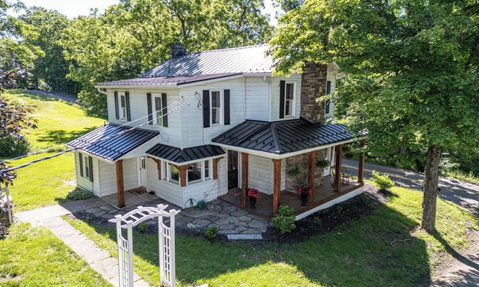 Cambra Other | Breathtaking farmhouse with 4 bedrooms, Fishing, Kayaking, 6 acre pond!