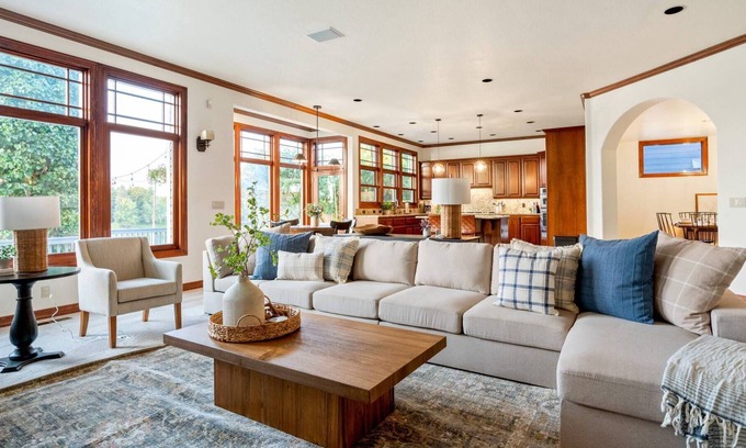 Fairview House | Breathtaking Lakeshore Views on Blue Lake, Hot Tub and Fire-Pit on Deck, Walk to Park, Paddleboard