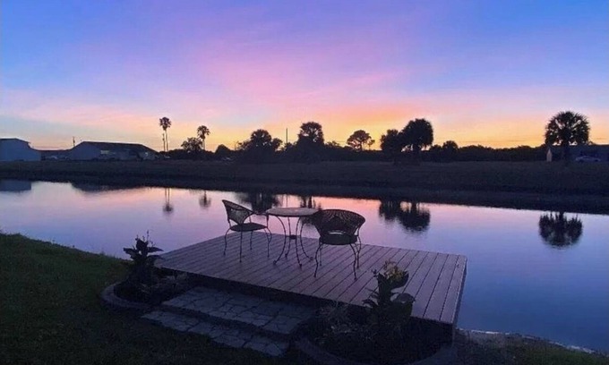 Pebble Beach House | Breathtaking sunsets on beautiful canal with private dock