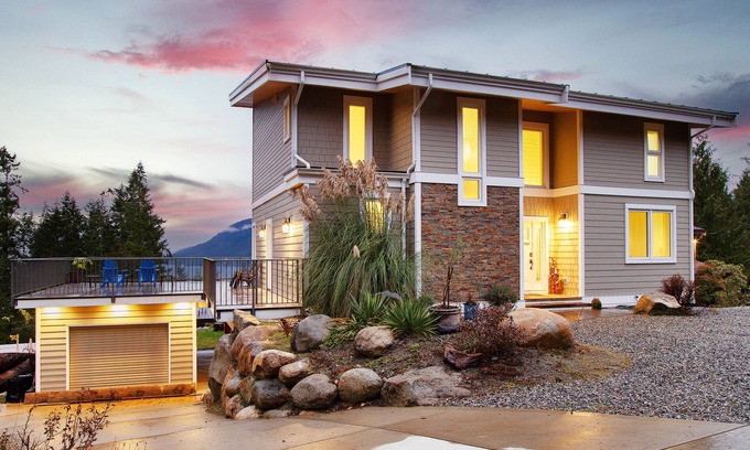 Sandy Hook House | Breathtaking views of the Porpoise Bay in the Sunshine Coast