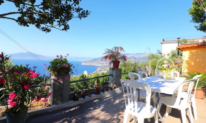 Priora House | Breathtaking views of the Bay of Naples and Mount Vesuvius