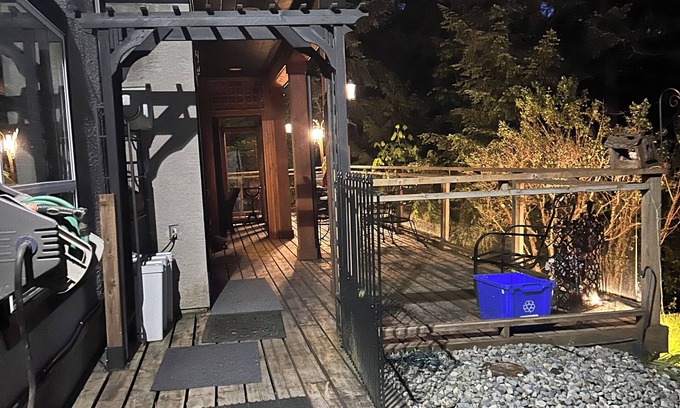 Brentwood Bay Apartment | Brentwoods L'il Lodge, 2Bed, 2Bath, outdoor kitchen, BBQ sleep4-6