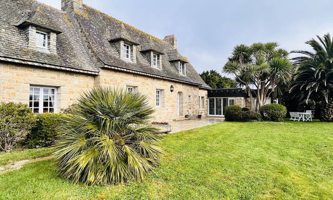 Brignogan-Plage Villa | Bretton Stone Villa nearby the beatiful sandy beaches palmtree garden