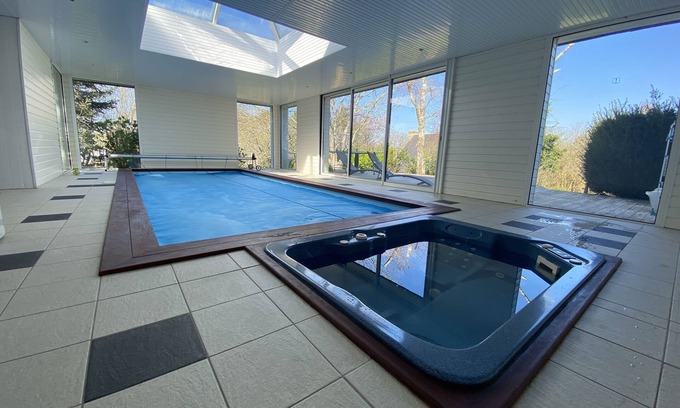 Clohars-Carnoet Villa | Breton style villa set in a large garden, indoor heated pool (28°), jacuzzi (37°), sauna