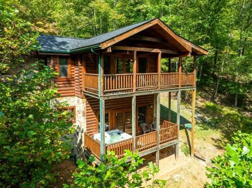 Gatlinburg - Pigeon Forge House | Briar Brook - Private Smoky Mountain Luxury Log Home with 2 Fireplaces, Hot Tub & Community Pool