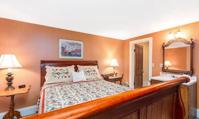 Galena Condo | Briarstone Inn | Historic 7-Room Inn w/Private Baths | Walk to Downtown Galena