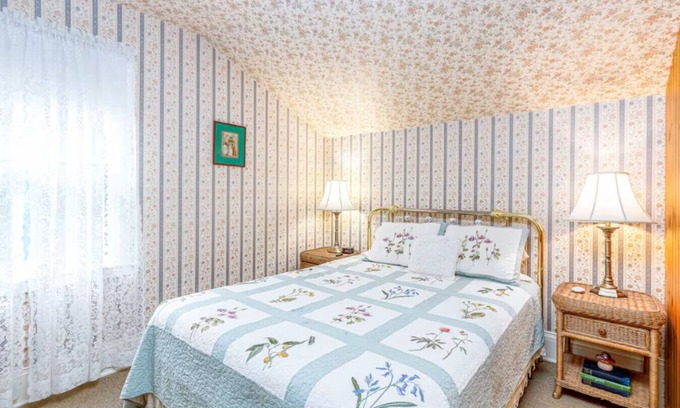Galena Condo | Briarstone Inn | Historic 7-Room Inn w/Private Baths | Walk to Downtown Galena