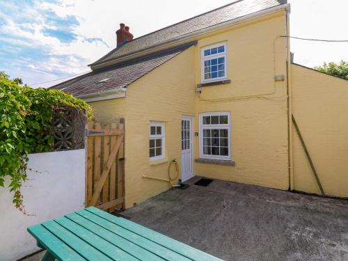 Landewednack House | Brick Cottage