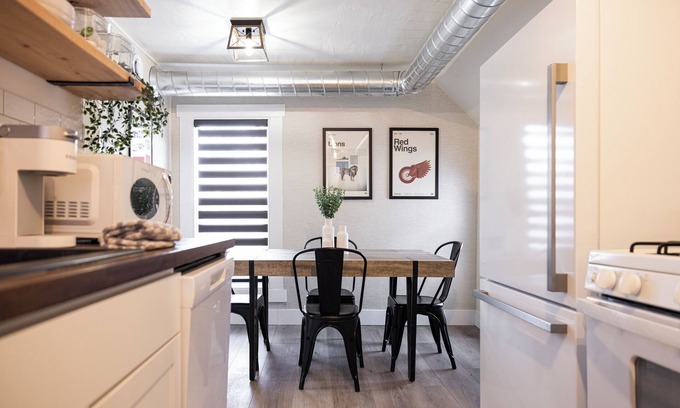 Grand Rapids Apartment | Bridge St Beauty, Brunch & Bars [4 Beds 1 Bath]