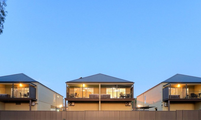 Moama Hotel | Bridges on Meninya Motel & Apartments