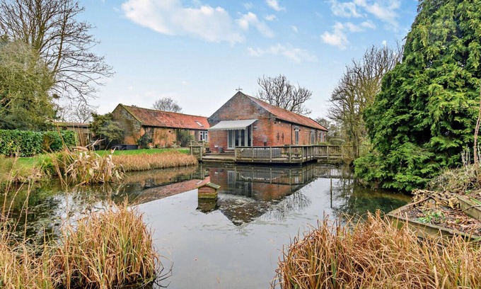 Halesworth House | Bridgewater Barn - Four Bedroom House, Sleeps 8
