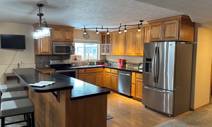 Spokane House | Bright 2-bedroom Mother-in-Law Basement unit with WiFi, AC in Nine Mile Falls