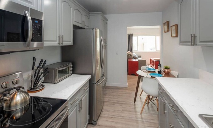 Marina Peninsula Apartment | Bright 2 Bedroom 1.5 bath 15 Seconds to the BEACH!