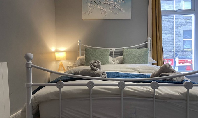 Bridgend Apartment | Bright 2BR,Sleeps 6 - Bridgend Centre, Train Link
