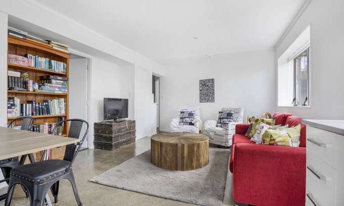 Saint Johns House | Bright 3-Bedroom Unit - WiFi & Parking