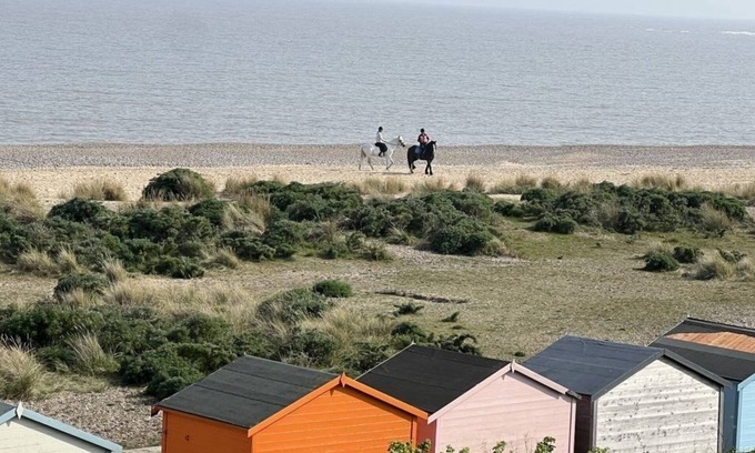 Pakefield House | Bright 3BR Beachside Haven Steps from the Shore