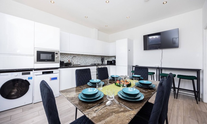 Shepherd's Bush Apartment | Bright 3BR Flat | Walk to Westfield & Tube