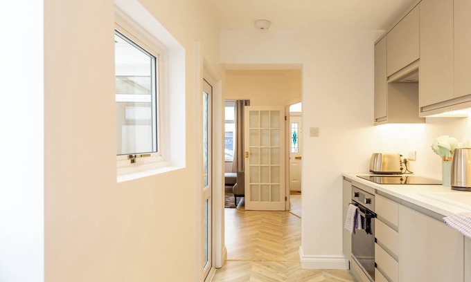 Cheltenham House | Bright & Airy 2BD - 10min walk to Centre