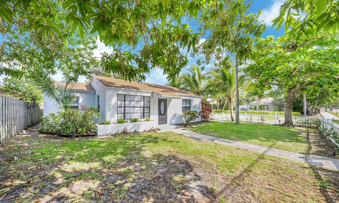 Marina District House | Bright Airy Home Beach & Atlantic Ave + Golf Cart!