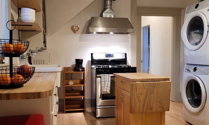 Overlook House | Bright and Beautiful Overlook Apartment