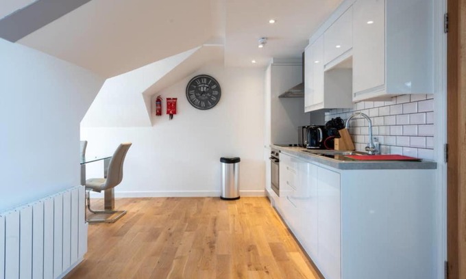 Uxbridge North Apartment | Bright and Big Apartment (BRC)