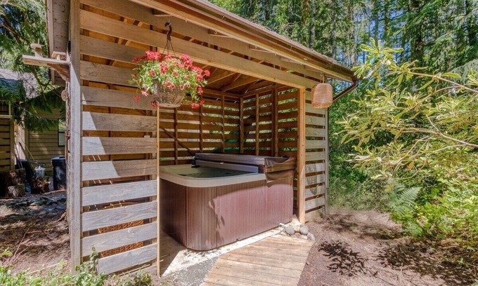 Welches House | Bright and Cozy- Pet-friendly Home Hot Tub, Pool