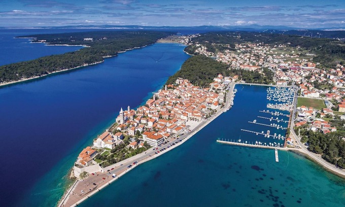 Lopar Apartment | Bright and cosy holiday apartment with inviting communal pool near the beach!