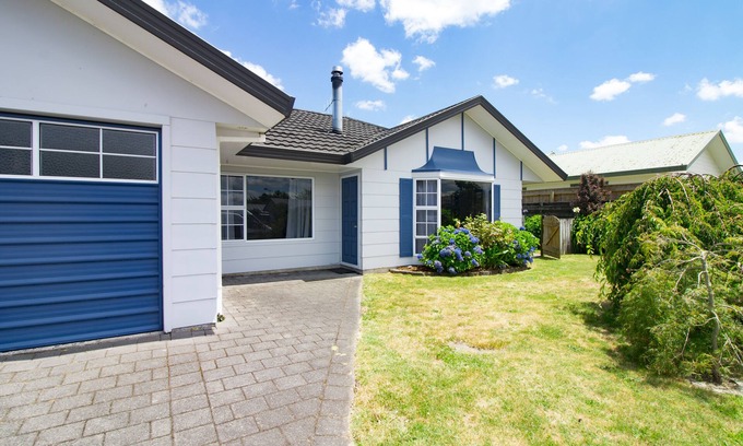 Nukuhau House | Bright and cosy holiday home away from home in Taupo.