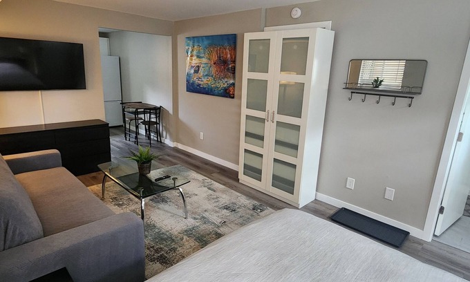 Burnaby Apartment | Bright and cozy fully furnished studio.