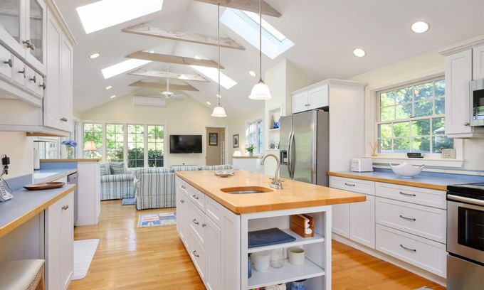Harwich Port House | Bright and Roomy 4 Bedroom Half Mile to Beach and 1 mile to Bike Trail AC and WIFI