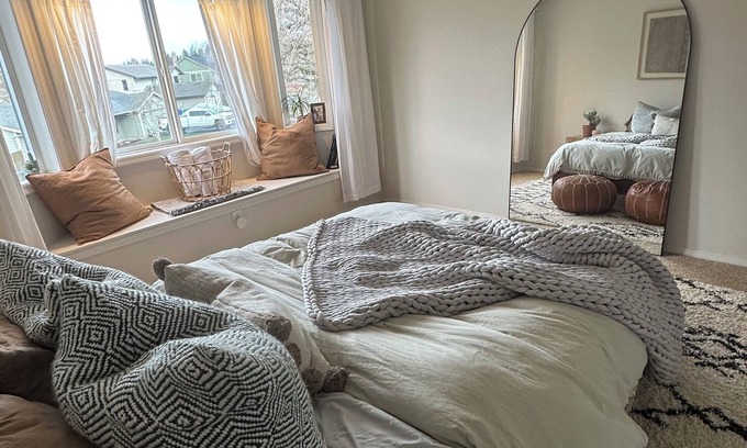 Gresham House | Bright and Spacious 4-bed 3-bath house near Mt Hood and the Gorge