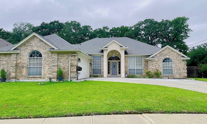 Southwest Arlington House | Bright and Spacious 4br2.5ba with fenced in yard