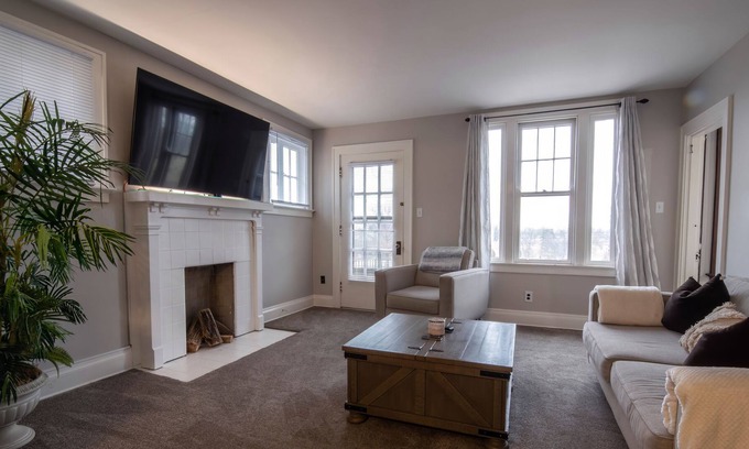 St. Bernard Apartment | Bright and stylish 2- Bdroom in quiet neighborhood