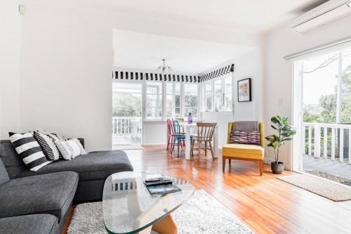 Torbay House | Bright Beachside Cottage