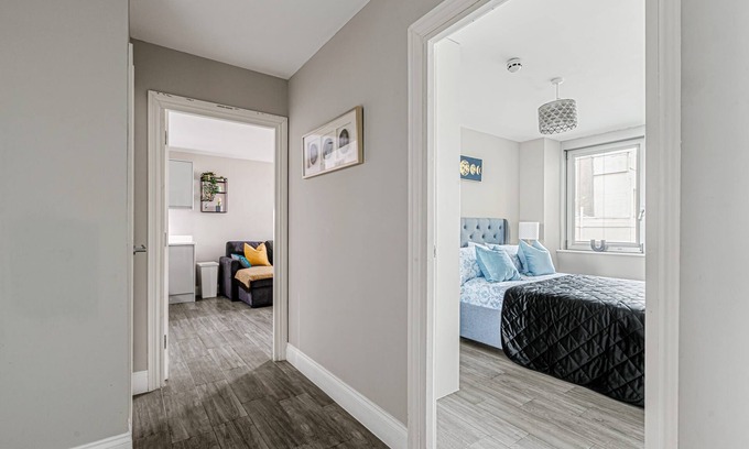 Brighton City Centre Apartment | Bright Charming Condo Short Walk to Beach Pier